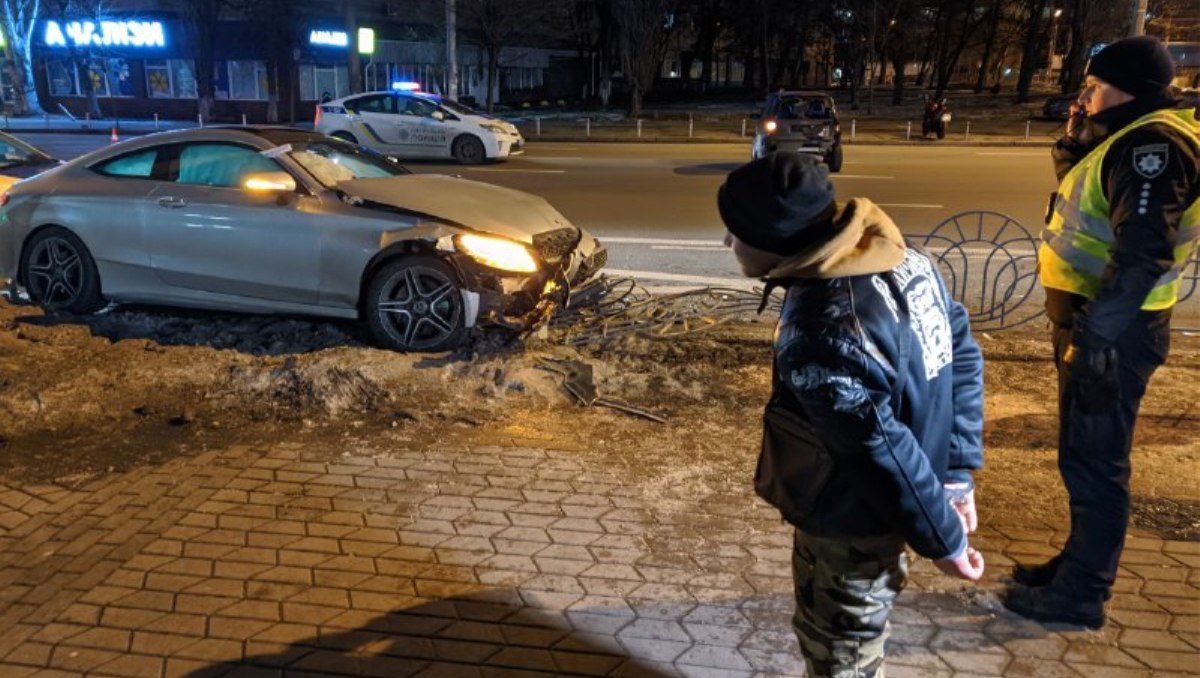 В Киеве мужчина угнал Mercedes, устроил ДТП и влетел в забор
