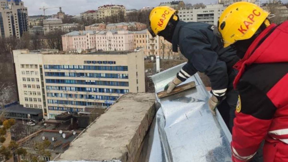Последствия шторма в Киеве: спасатели 18 раз выезжали на аварийные случаи из-за непогоды