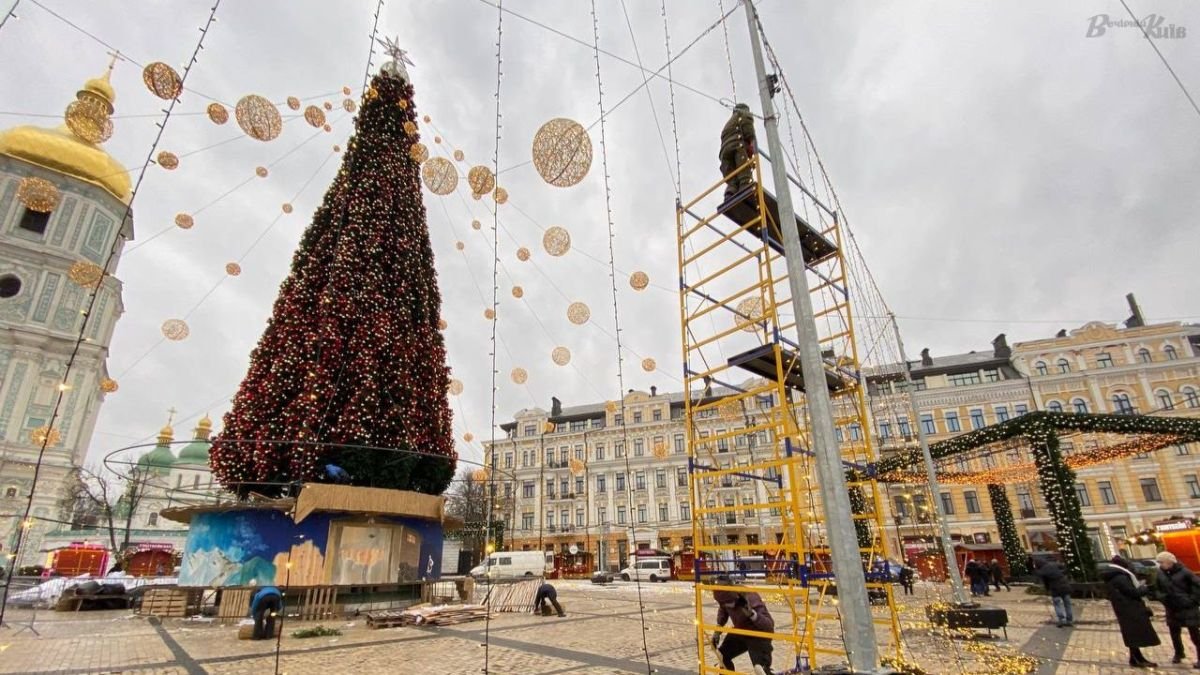 В Киеве начали демонтаж главной елки страны на Софийской площади