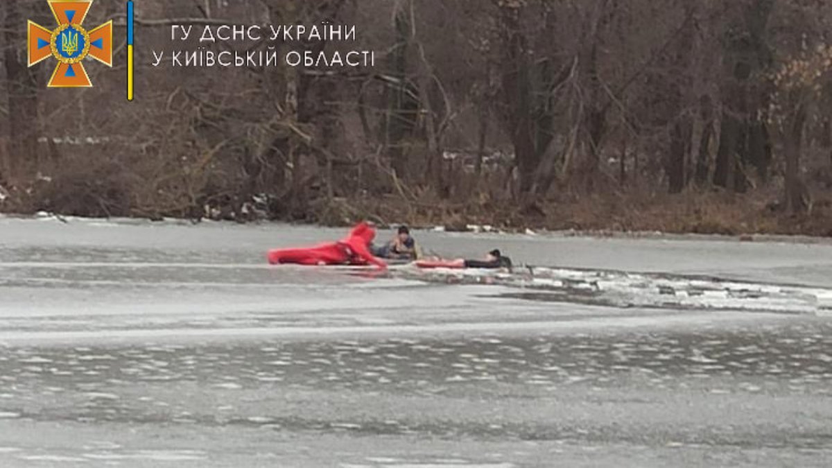 Под Киевом спасли рыбака, который провалился под лед