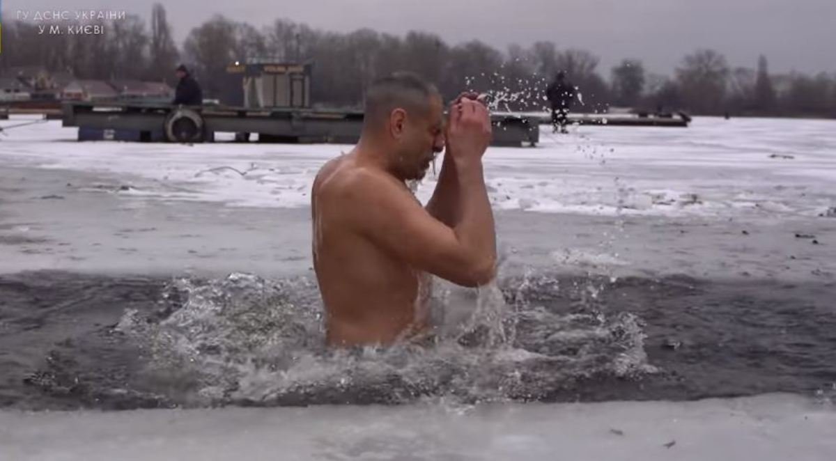 Спасатели Киева показали, как правильно купаться на Крещение