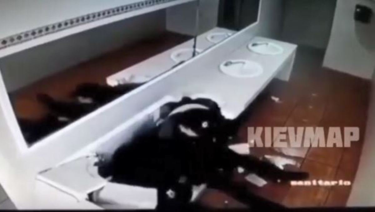 Патрульные целовались на умывальнике и разгромили туалет: вирусное видео оказалось фейком
