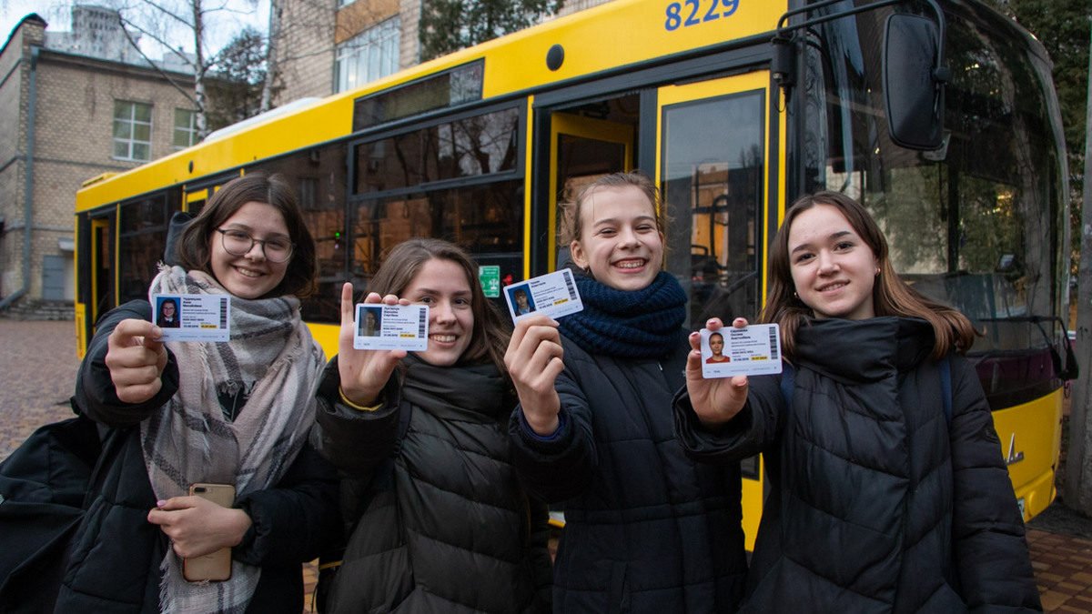 В Киеве для школьников проезд в транспорте остается бесплатным: как оформить