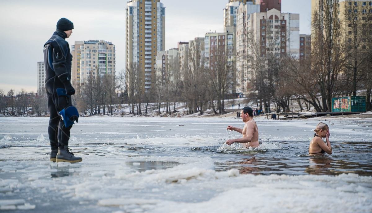 Крещение 2022: как жители Киева купаются в Днепре
