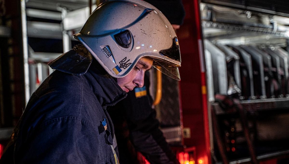 В Киеве во время пожара в бытовке погибла женщина