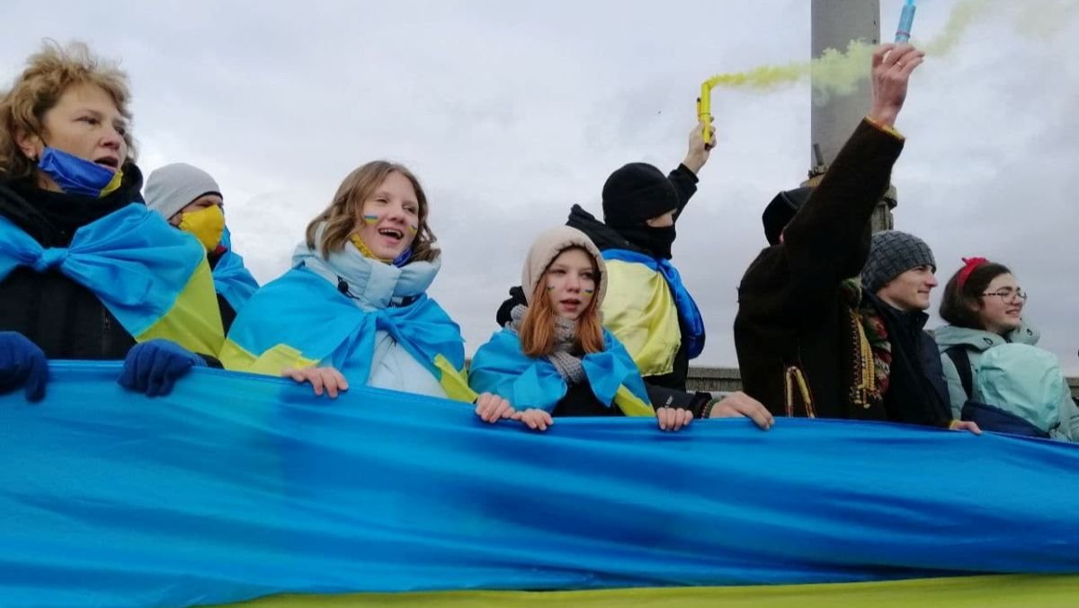 В Киеве на мосту Патона развернули 30-метровый флаг ко Дню Соборности