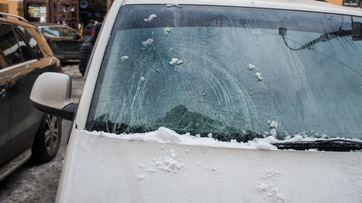 Что делать, если на автомобиль упала глыба льда