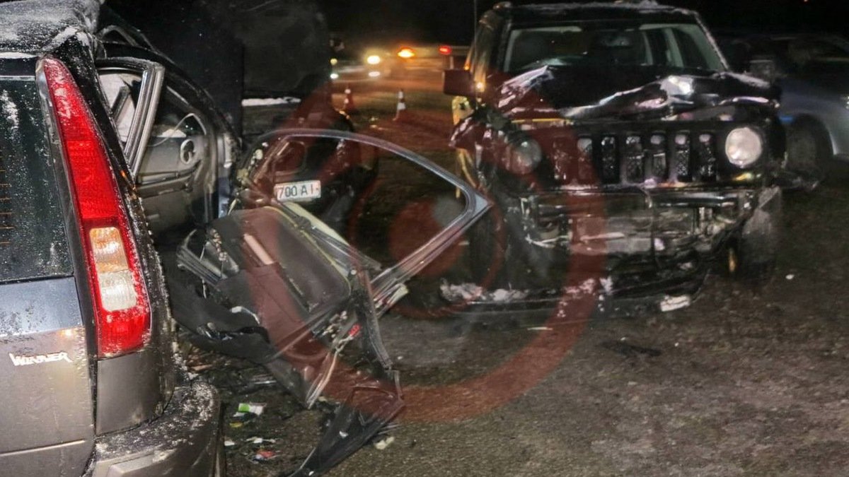 Тройное ДТП с пострадавшими на Новоирпинской трассе: столкнулись Ford, Jeep и Seat. Видео момента