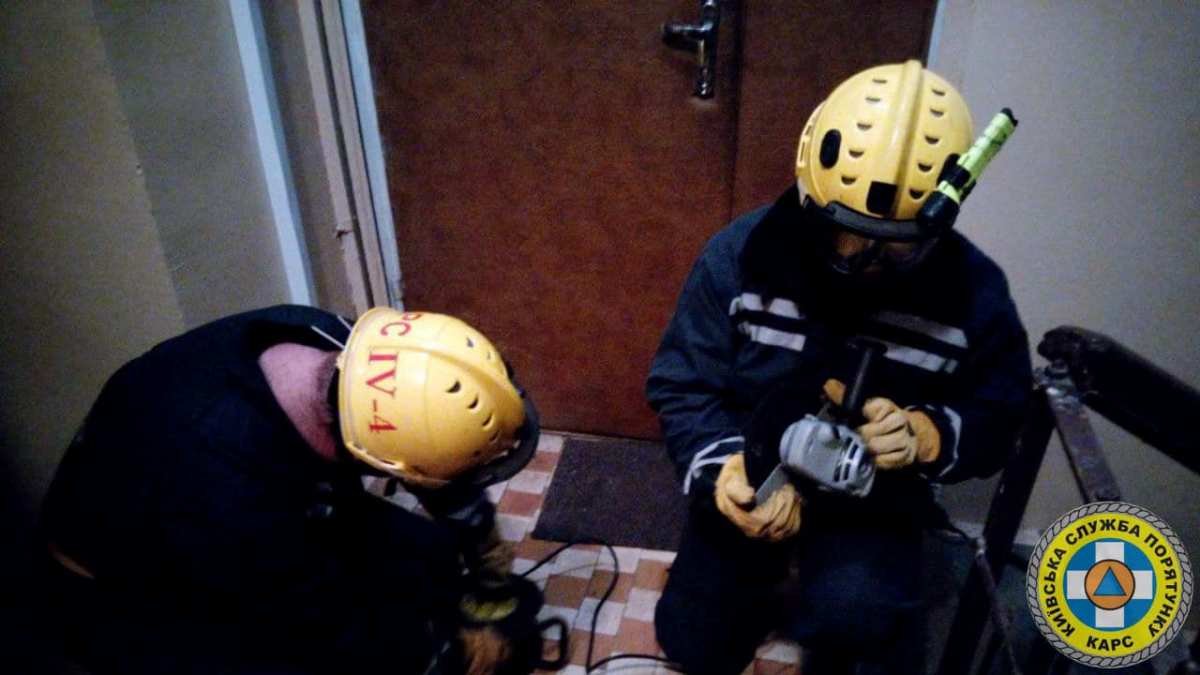 В Киеве трехлетний ребенок оказался в запертой квартире: спасатели спиливали двери