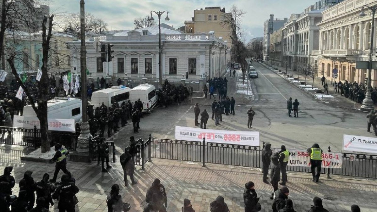 В центре Киева перекрыли ряд улиц из-за массовых акций: куда лучше не ехать