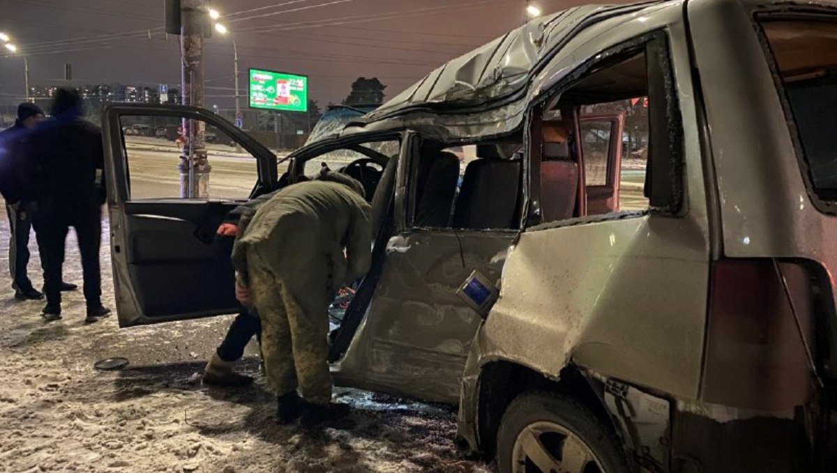 В Киеве столкнулись Dodge, Mercedes и Dacia: машины выкинуло на тротуар, есть пострадавшие