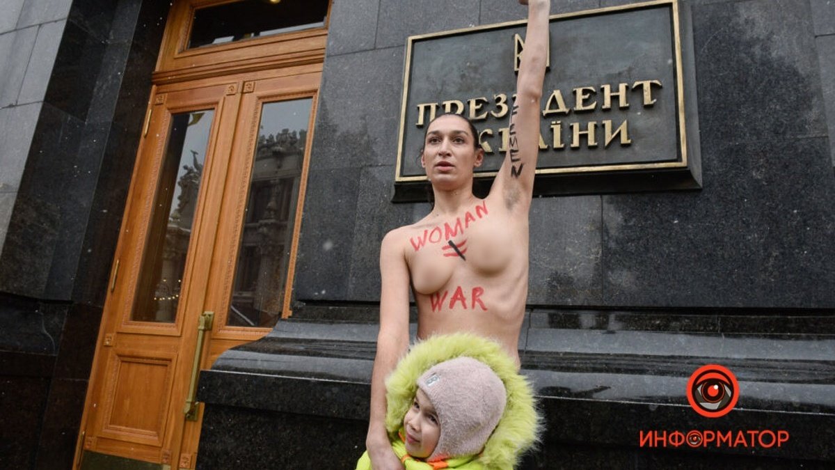 В Киеве на Банковой активистка Femen оголила грудь, требуя отменить воинский учёт для женщин