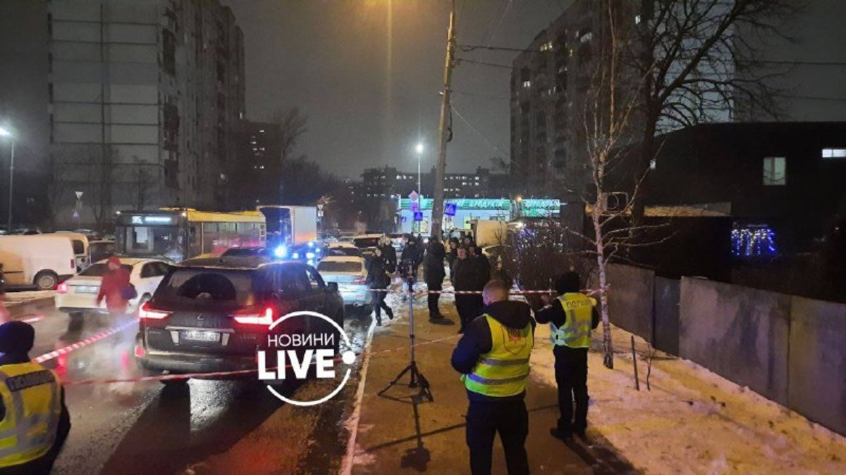 В Киеве на Левобережке посреди улицы расстреляли Lexus