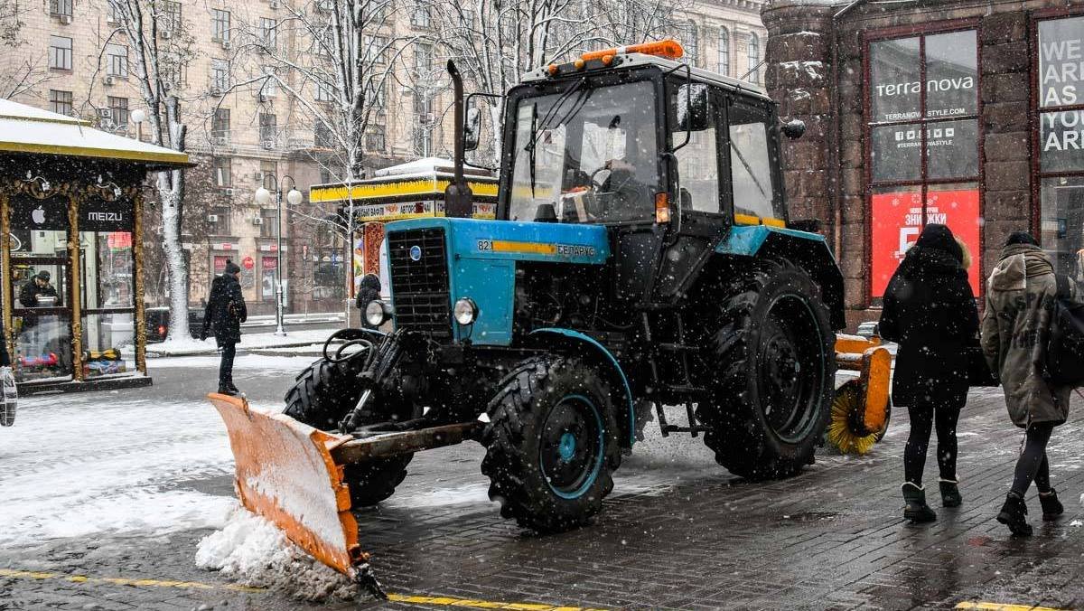 Последствия снегопада в Киеве ликвидирует 358 единиц спецтехники: в городе ухудшились метеоусловия