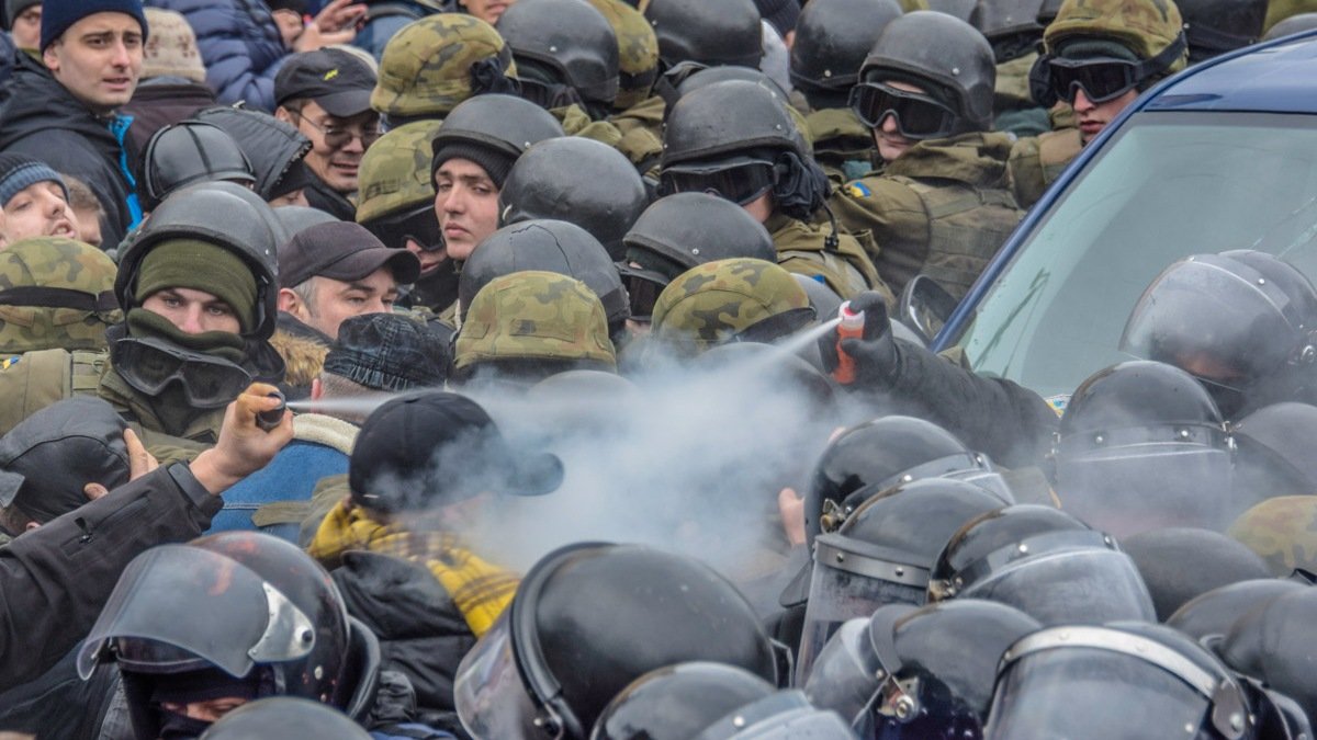 В Киеве искали "титушек" для потасовок с полицией и поджога покрышек: в центре планировались массовые беспорядки