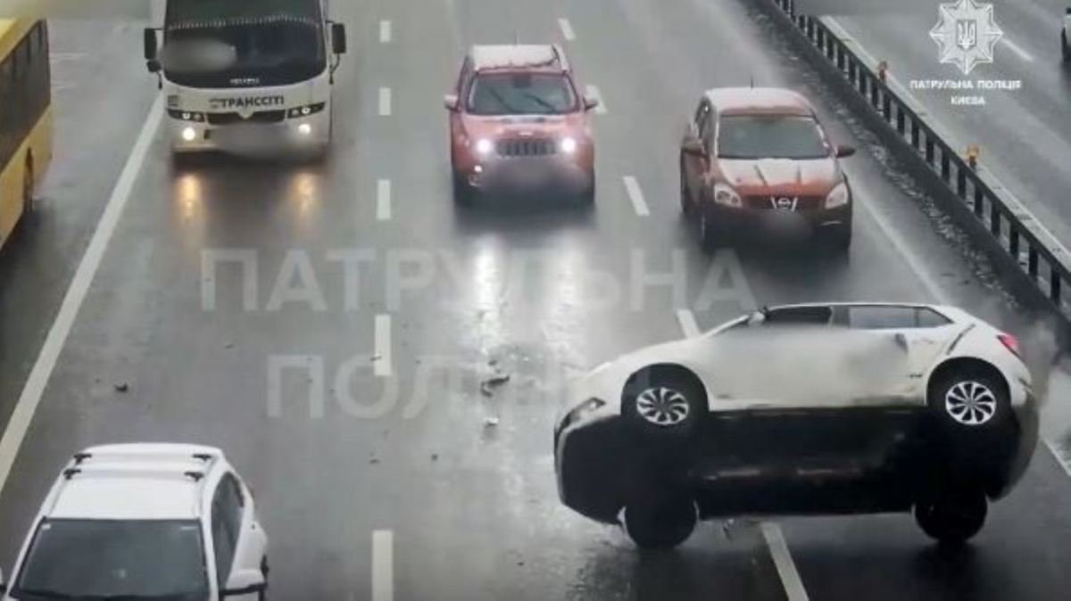 В Киеве на Степана Бандеры Skoda сделала кувырок на дороге: видео момента