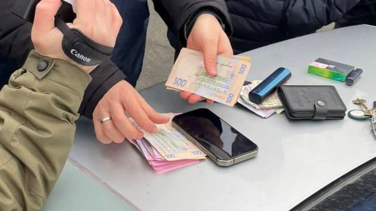 В Киеве начальник полиции вымогал от 15 до 40 тысяч гривен с уличных торговцев