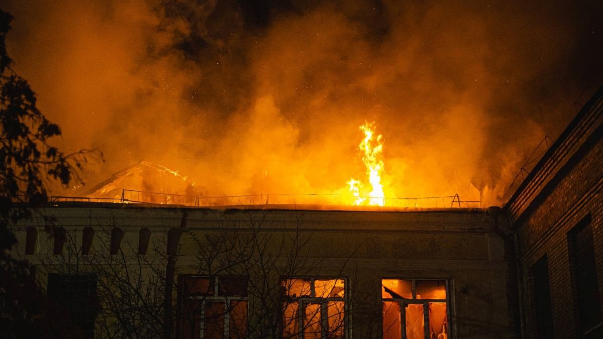 В Киеве сгорела гимназия: масштабный пожар тушили 3 часа