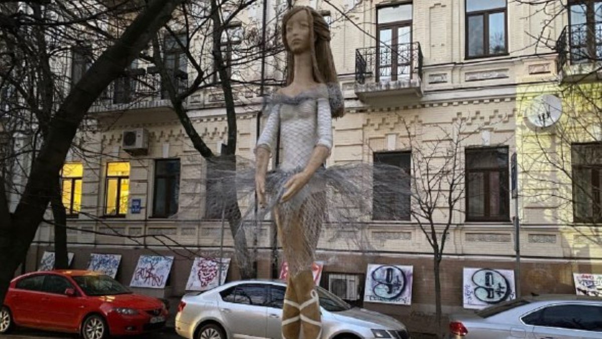 В Киеве легендарную деревянную скульптуру Балерины вернули на Стретенскую