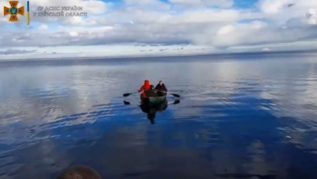 На Киевском море детей унесло на льдине на полкилометра от берега