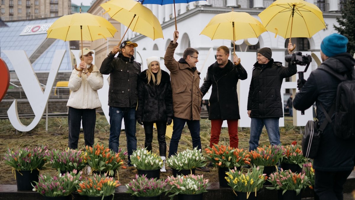 В Киеве на Майдане прохожим раздали 5000 тюльпанов
