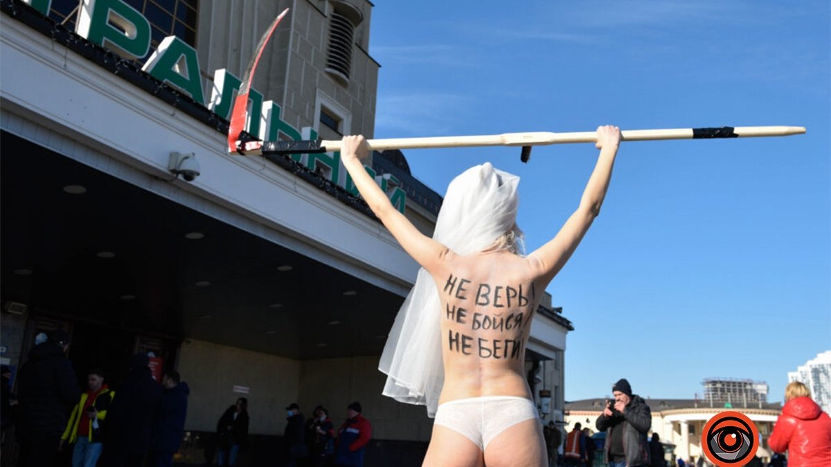 Не верь, не бойся, не беги: в Киеве на Центральный вокзал с косой в руках вышла обнаженная активистка FEMEN