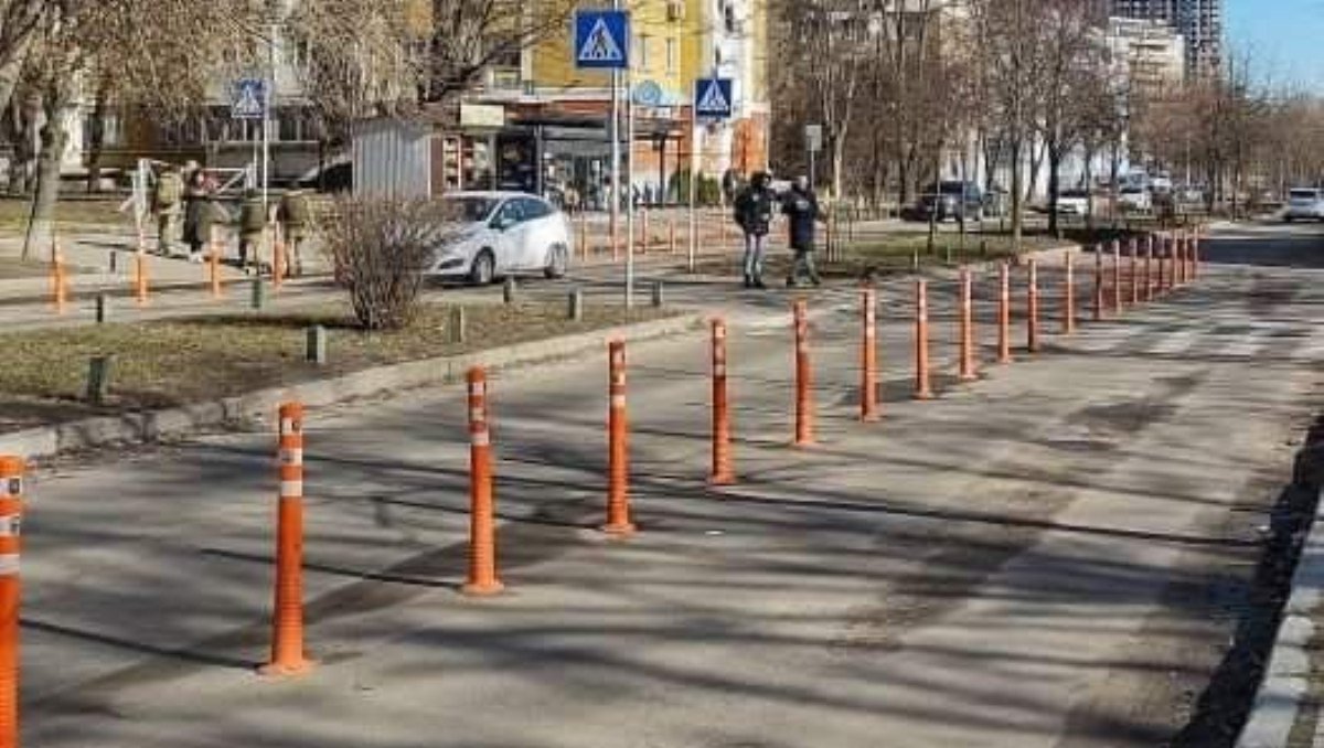 В Голосеевском районе от стихийной парковки освободили улицу: где поставили делиниаторы