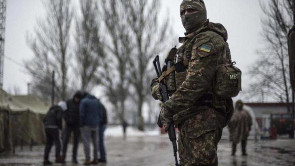 Комендантский час, ограничение движения, запрет митингов: на всей территории Украины вводят чрезвычайное положение