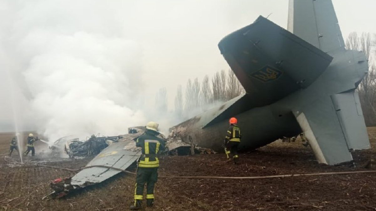 Под Киевом упал военный самолет ВСУ: на борту было 14 человек