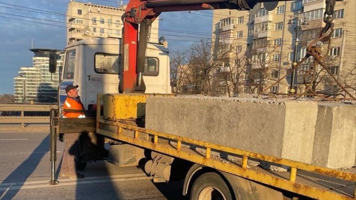 За сутки водители Киева объединились для помощи в перевозке укреплений, продуктов и помощи