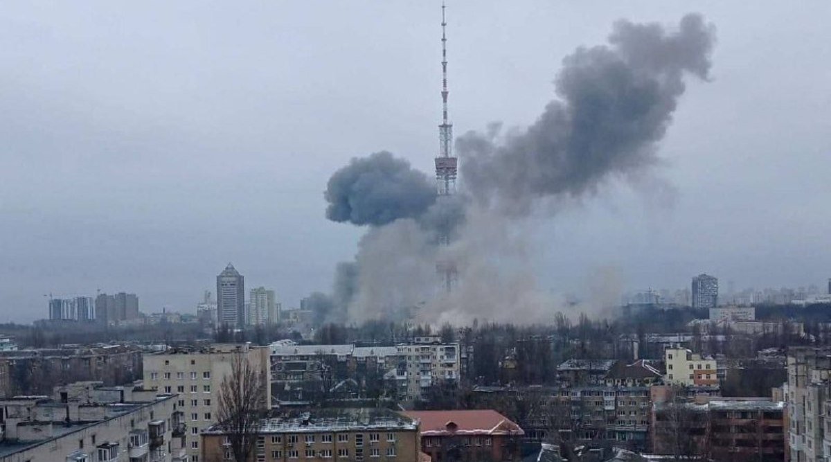 В Киеве обстреляли телевышку: попадание в аппаратную вещателя на телебашне