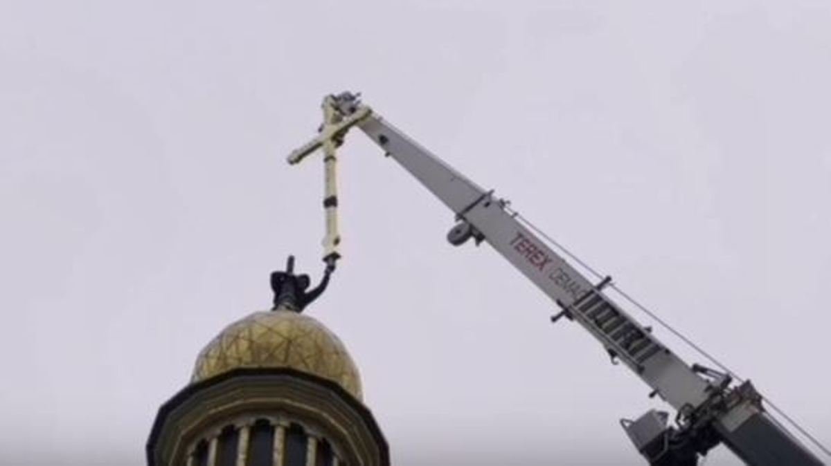 В Киеве на Софии установили крест, который в январе свалил ураган