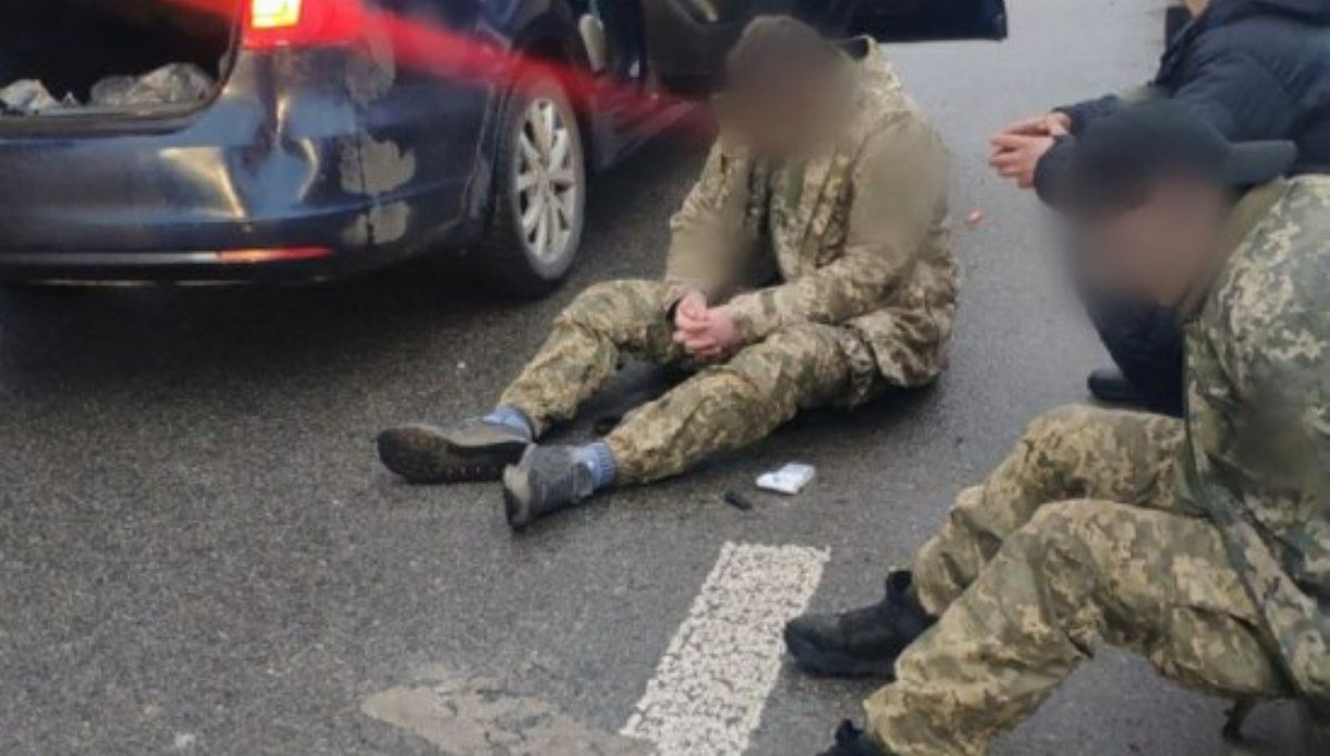 В Киеве задержали группу мародеров, которые ворвались в автосалон и забрали сейф и кофемашину