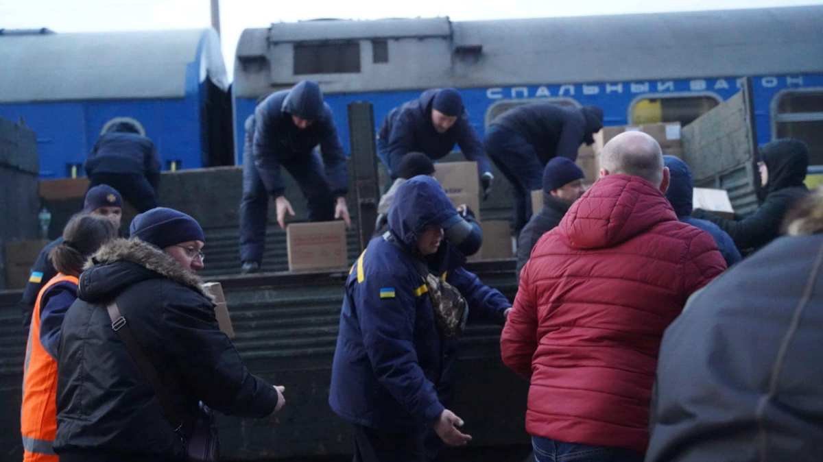 Укрзалізниця просит украинцев помочь обезопасить вокзалы и выгружать гуманитарку: как стать волонтером