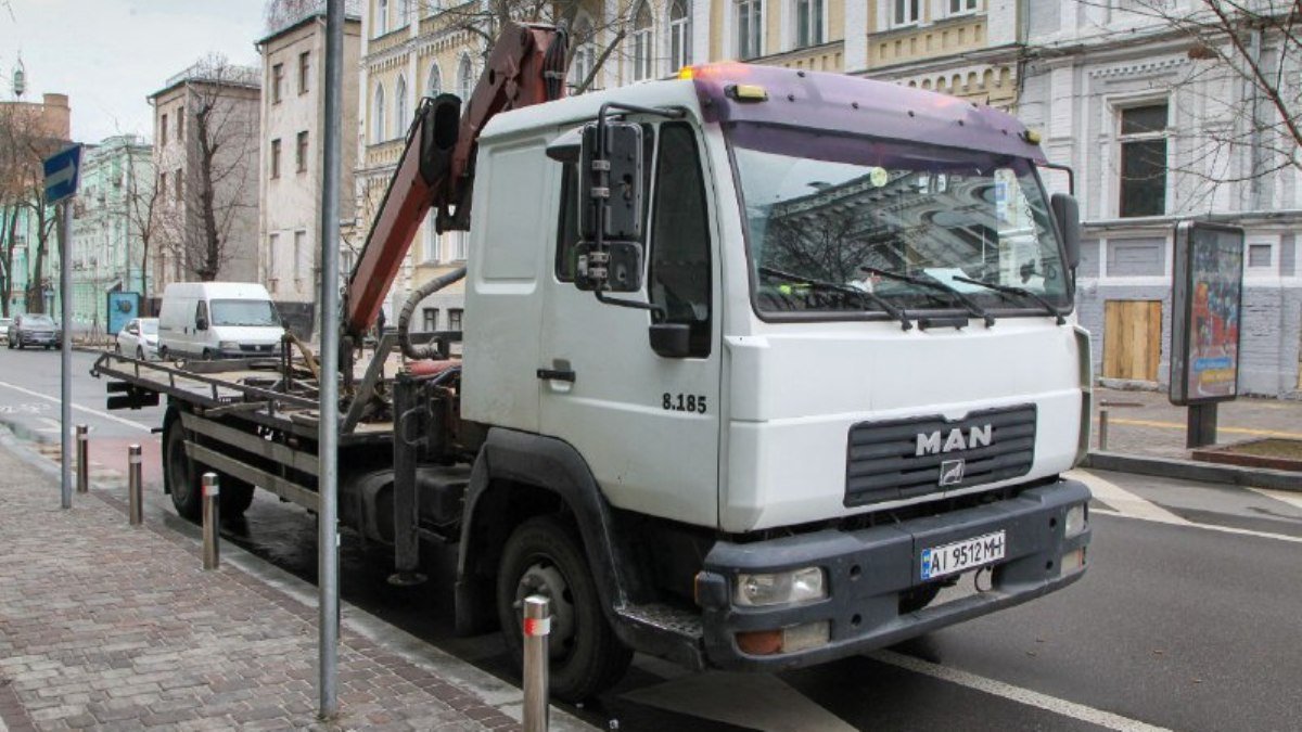 В Киеве срочно ищут водителей для грузовиков и эвакуаторов: куда звонить