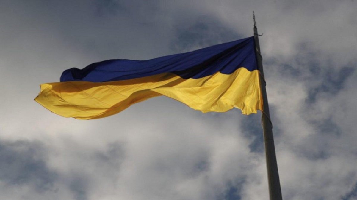 В Киеве спускают главный флаг Украины: что случилось