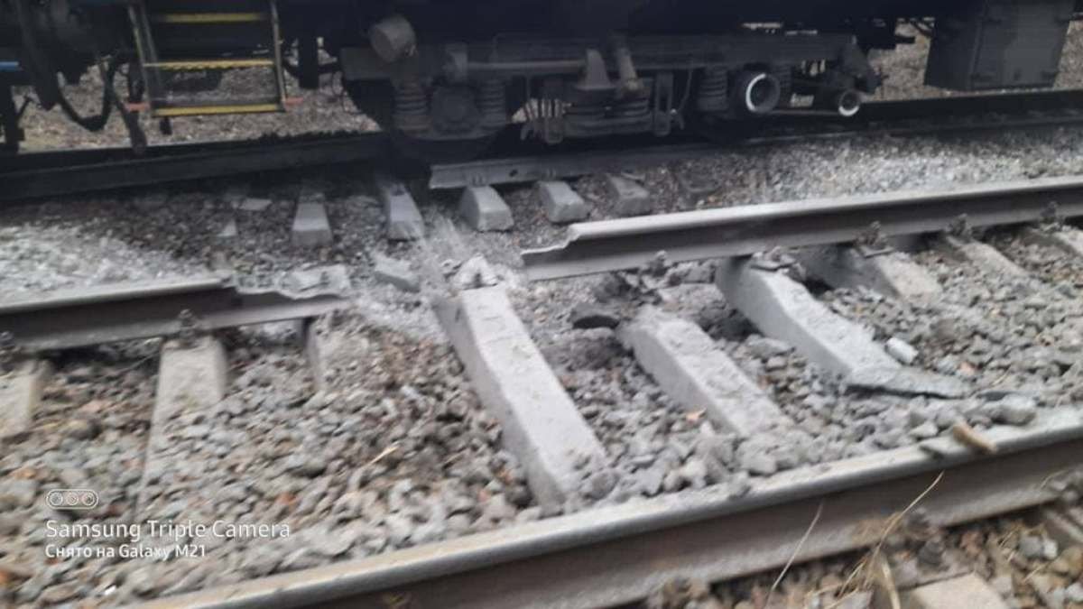Под Киевом обстреляли железную дорогу: с рельсов сошли вагоны эвакуационного поезда