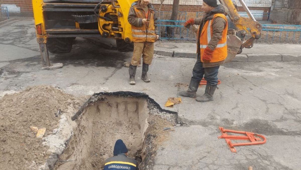 В Киеве продолжают ремонт повреждений трубопровода: где восстановили сети