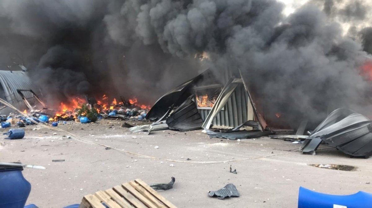 Под Киевом из-за обстрела сгорели два склада: фото с места