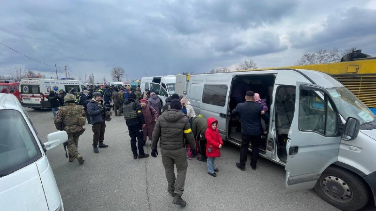 В Белогородку прибывают первые автобусы с эвакуированными из Киевской области