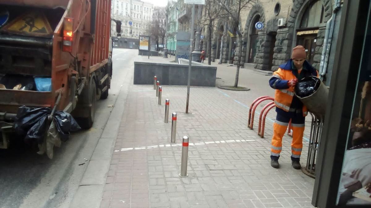 Коммунальщики Киева продолжают удерживать улицы города в чистоте. Спасибо!