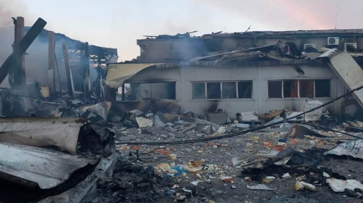 Под Киевом из-за ракетного удара произошел масштабный пожар: горели 3 000 квадратов цеха