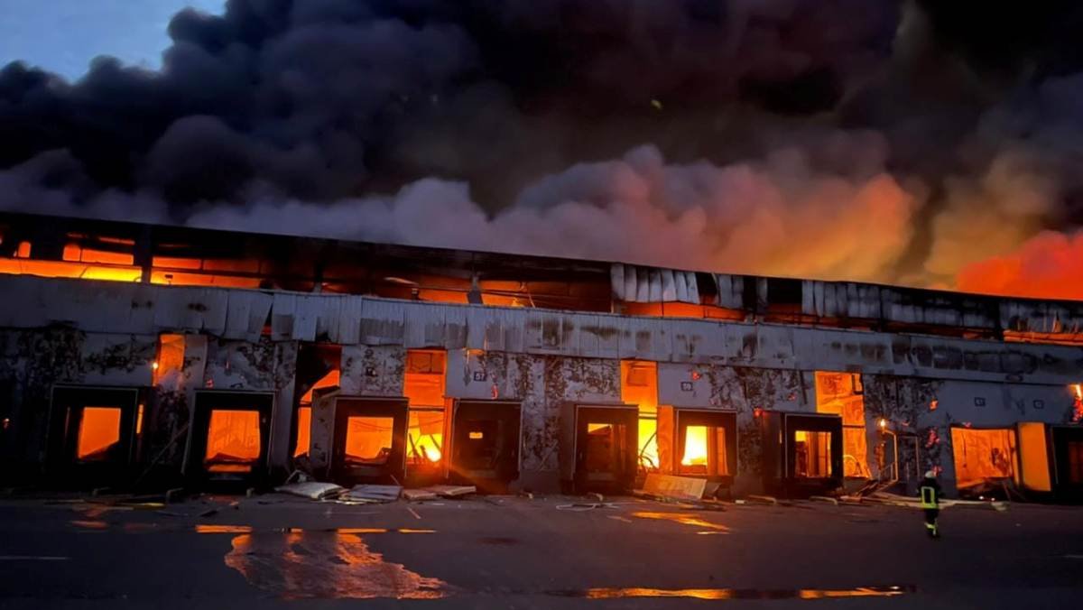Под Киевом горит склад замороженной продукции: площадь пожара достигла 28 000 квадратов