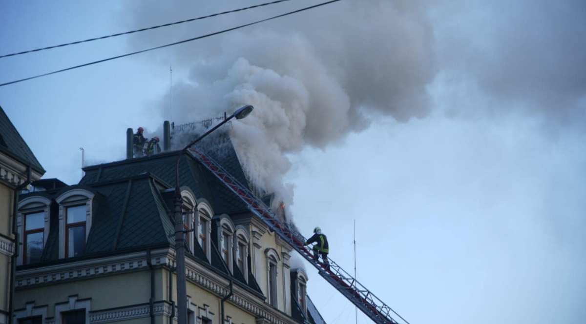В Киеве от обстрела загорелось админздание на Подоле