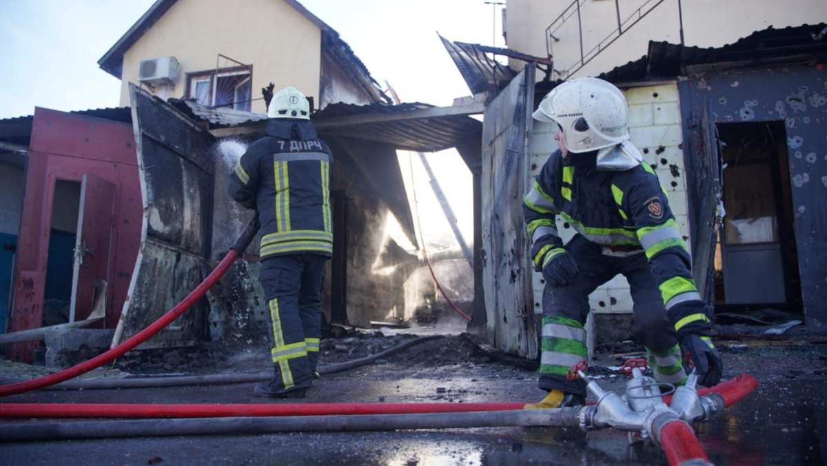 В Киеве на Подоле из-за обстрелов сгорели гаражи и часть офисного здания
