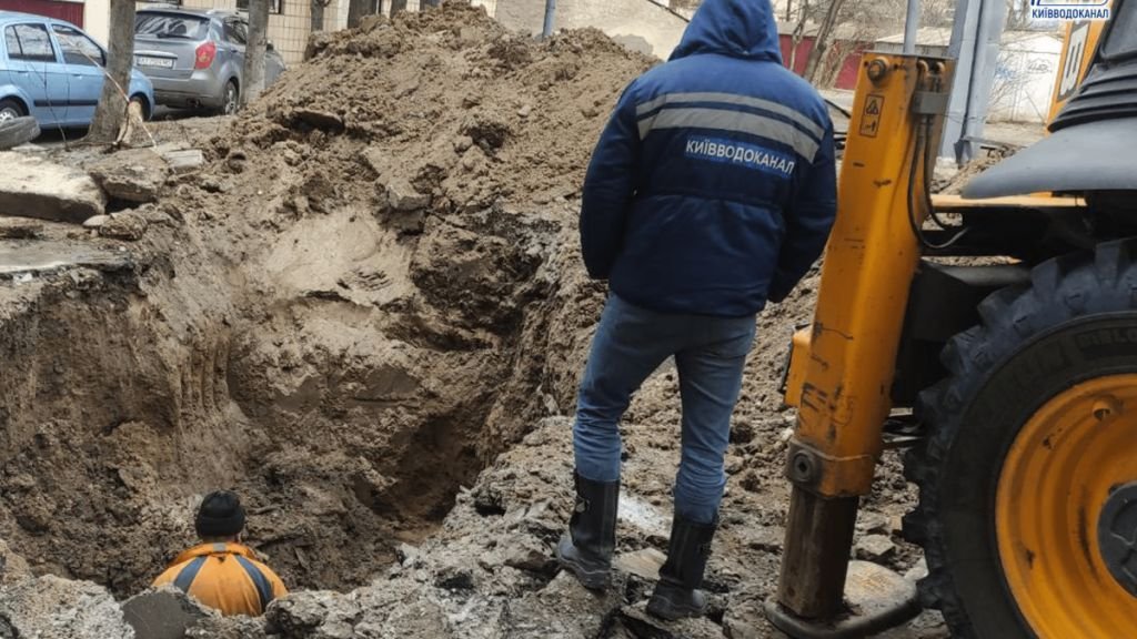 В Киеве коммунальщики продолжают устранять аварии водопровода даже в военное время. Спасибо!
