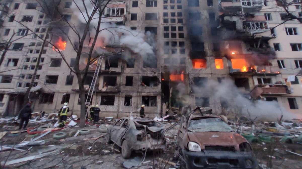 В Киеве от обстрела загорелась 9-этажка на Оболони: фото и видео с места разрушений