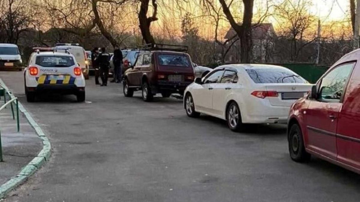 В Киеве мужчина во время внезапной ссоры ударил соседа ножом в живот и сбежал