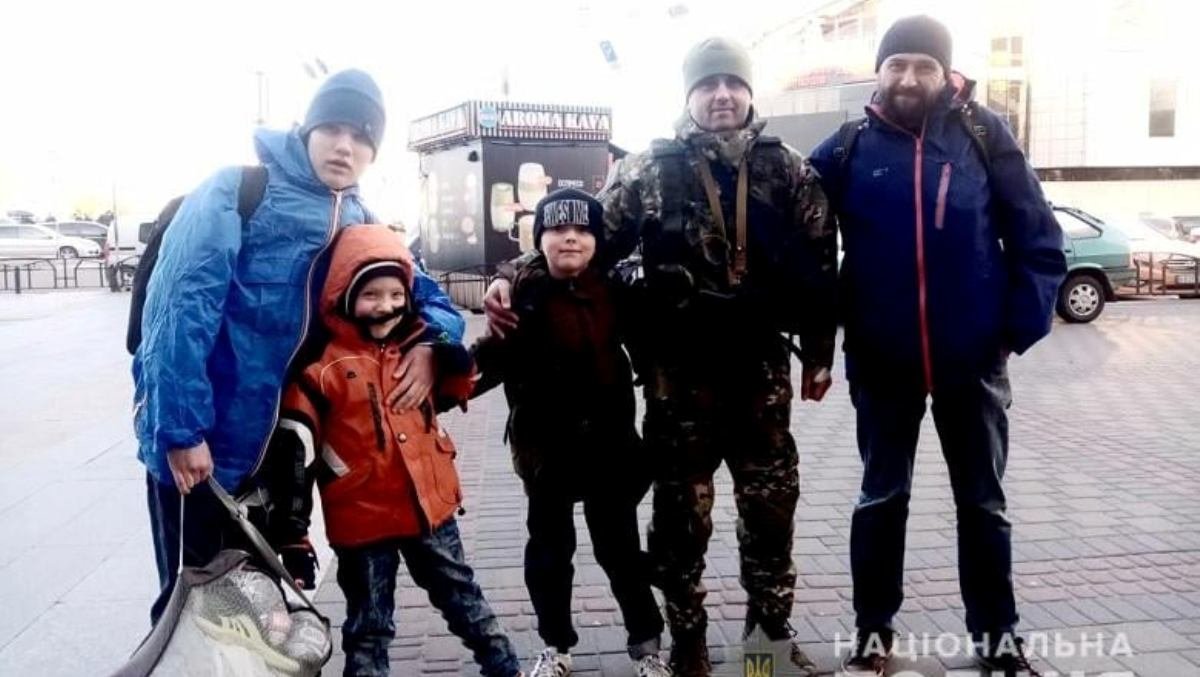 В Киеве полицейские помогли отцу с тремя детьми добраться до вокзала