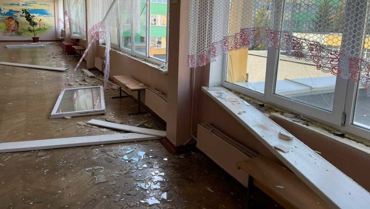 На Оболони во время обстрела многоэтажки пострадала инклюзивная школа: в убежище были люди